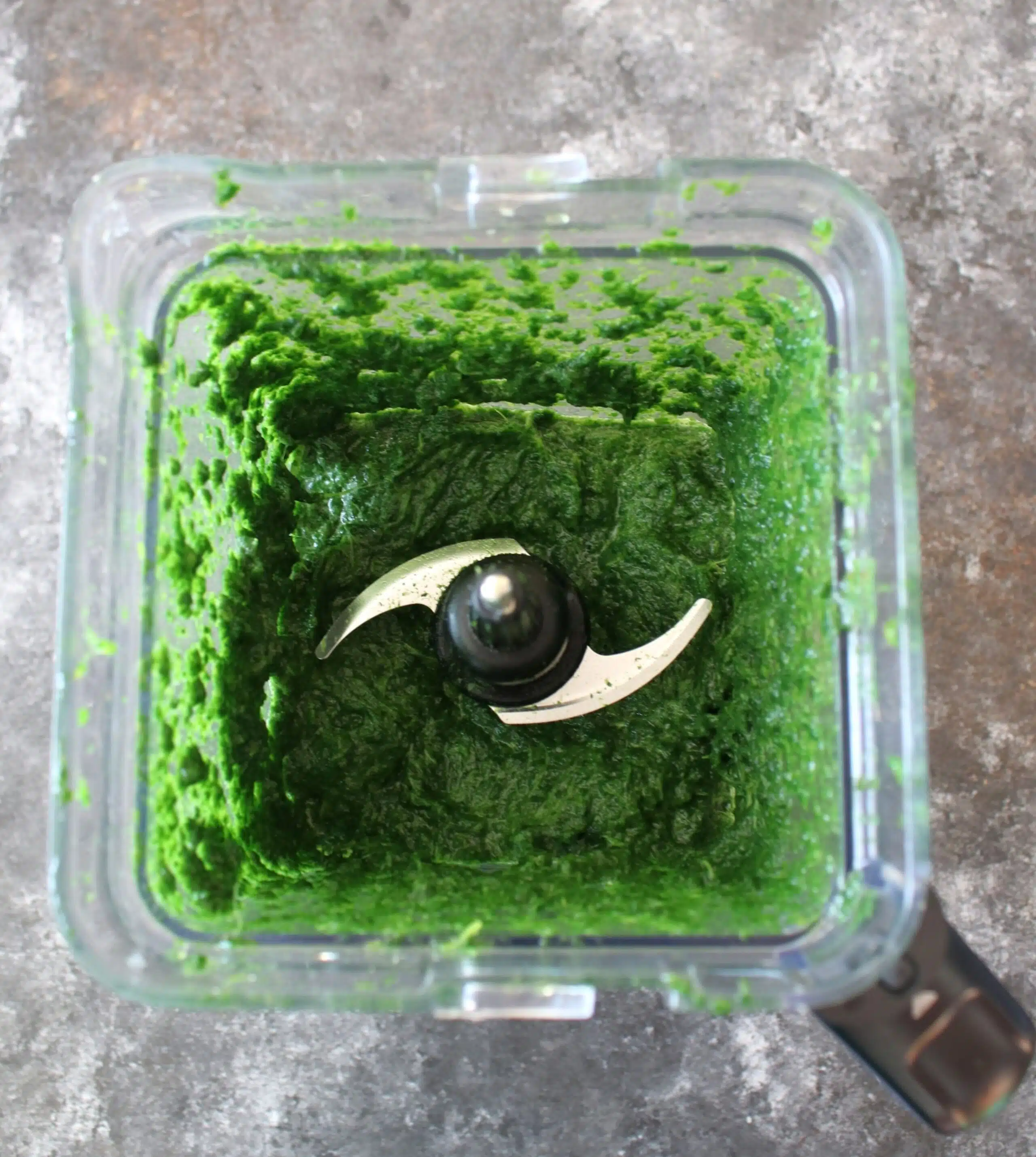 Pureed spinach in the belnder