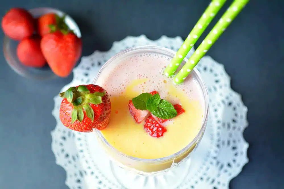 Strawberry and Mango Smoothie - Ruchiskitchen