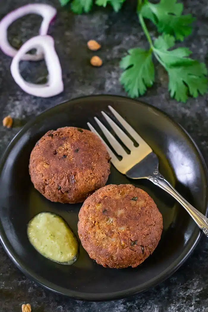 Kala Chana Kabab with green chutney and onions