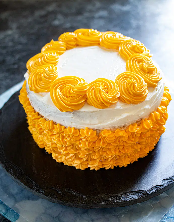 Start piping the cake