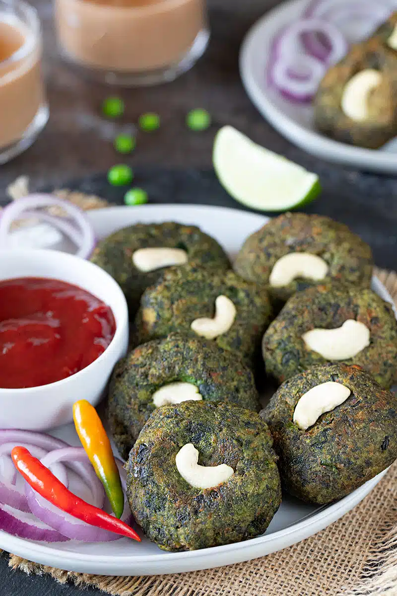 Spinach kebab with chutney