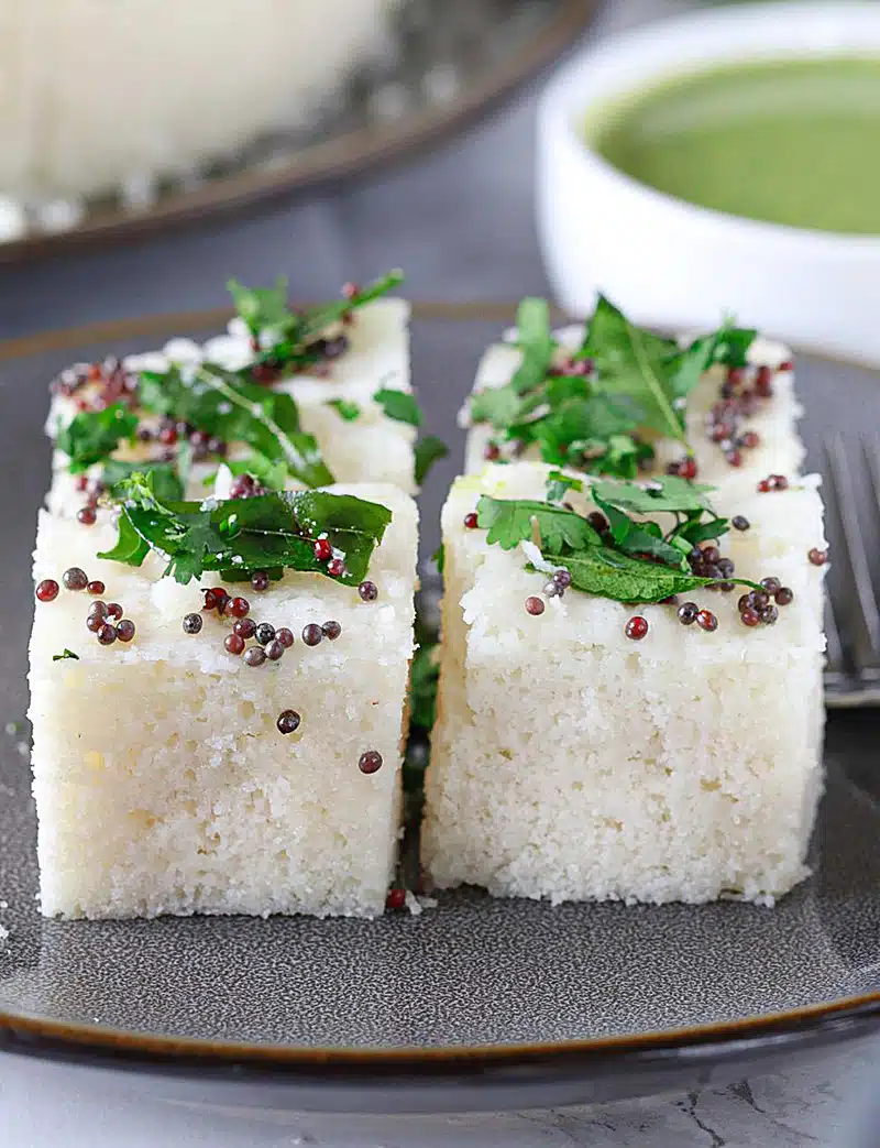 Serve Rawa Dhokla with green chutney